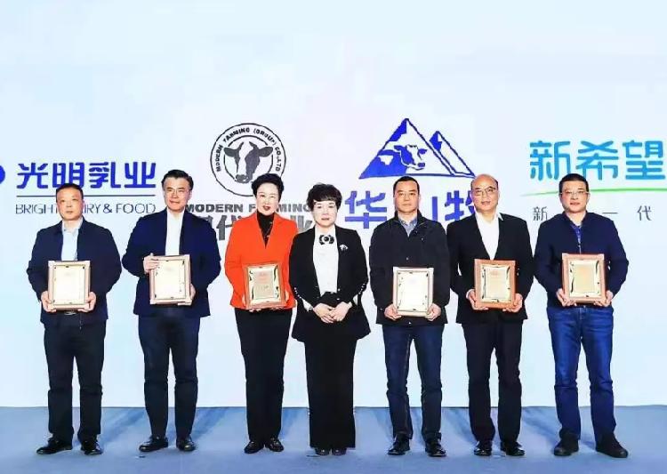 重慶日報：捷報，天友乳業(yè)榮獲2021年國家優(yōu)質乳工程雙項大獎！